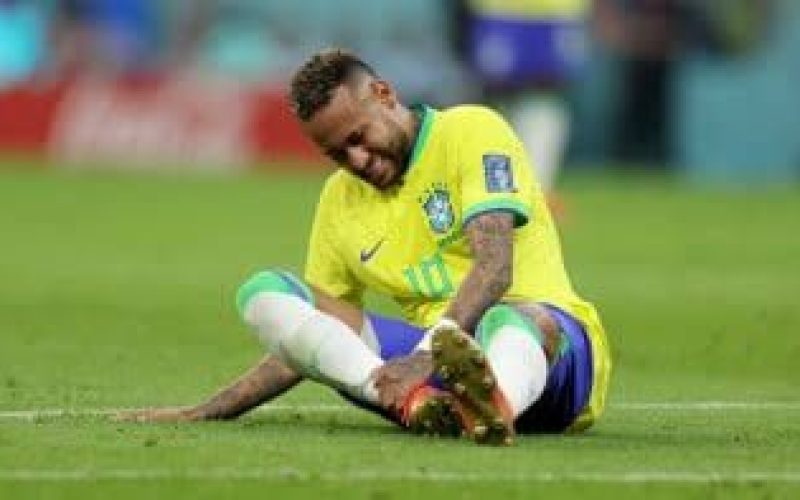 Neymar chega à Seleção com edema na panturrilha e preocupa comissão técnica