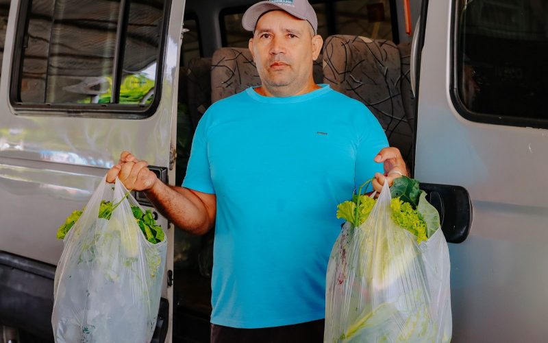Senador Canedo distribui hortaliças do Projeto Horta Municipal para famílias da Vila Galvão