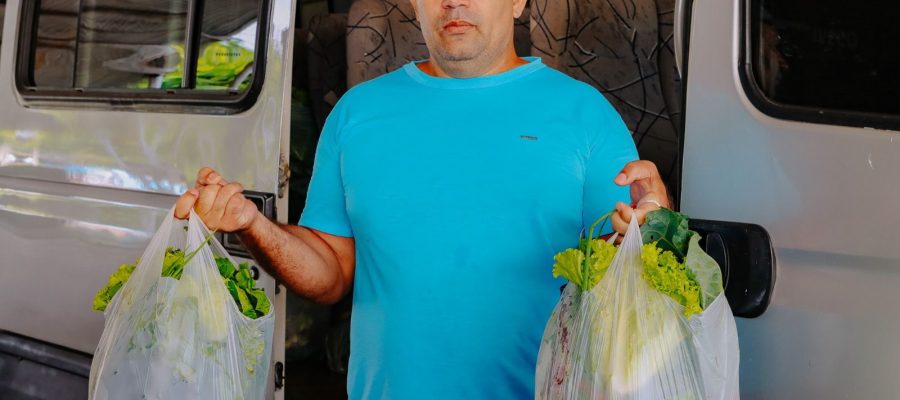 Senador Canedo distribui hortaliças do Projeto Horta Municipal para famílias da Vila Galvão