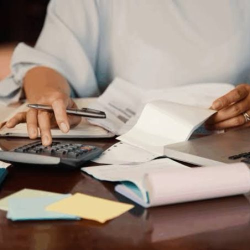 Descontos de empréstimos consumiram mais de 70% do salário de 3 mil servidores em Goiás