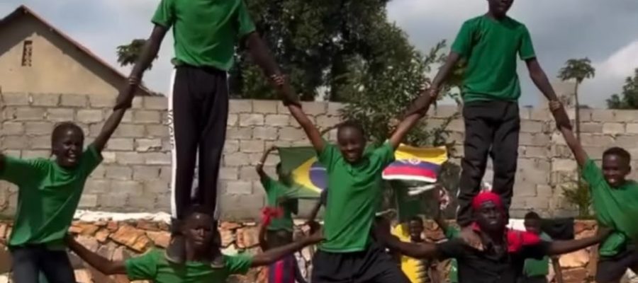 Crianças do Hypers Kids Africa encantam com coreografia ao som de artistas brasileiros em clima de Copa do Mundo