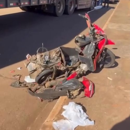 MULHER SALTA DE MOTO EM MOVIMENTO E ESCAPA DE SER ATROPELADA POR CARRETA EM JATAÍ