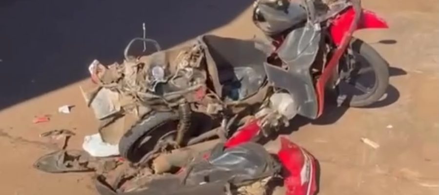 MULHER SALTA DE MOTO EM MOVIMENTO E ESCAPA DE SER ATROPELADA POR CARRETA EM JATAÍ