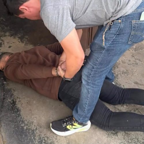 CRIANÇA DE 9 ANOS É RESGATADA APÓS SER ENCONTRADA TRANCADA EM BANHEIRO EM APARECIDA DE GOIÂNIA; PAI E MADRASTA SÃO PRESOS