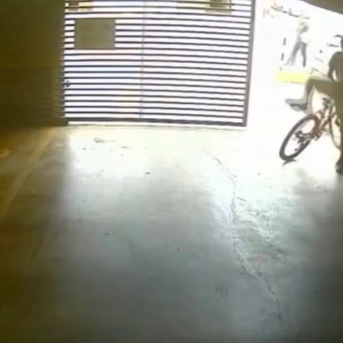 Homem invade condomínio e furta bicicleta após observar movimentação em Goiânia