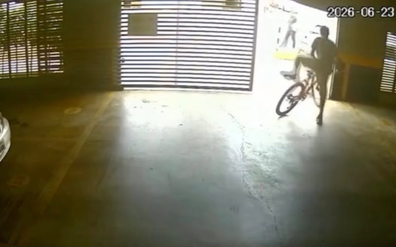 Homem invade condomínio e furta bicicleta após observar movimentação em Goiânia