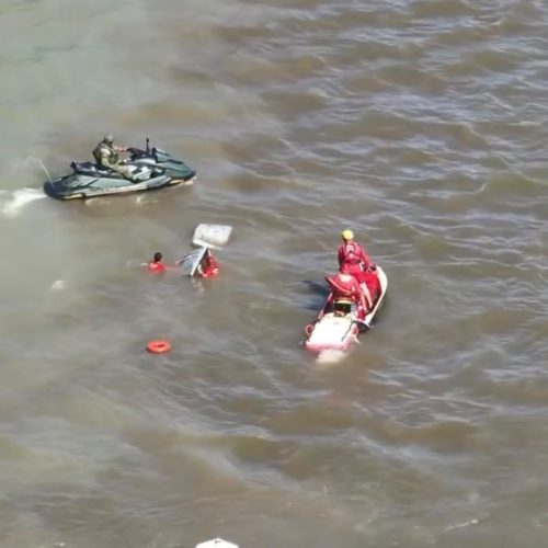 Bombeiros evitam naufrágio de embarcação no Rio Vermelho