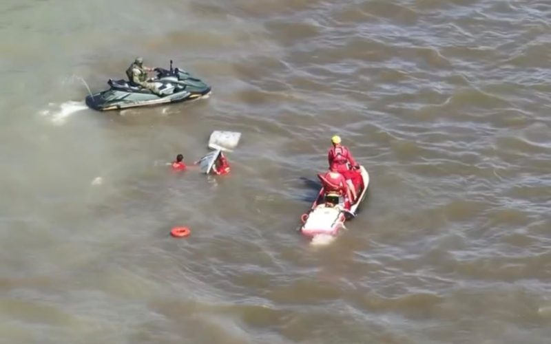 Bombeiros evitam naufrágio de embarcação no Rio Vermelho