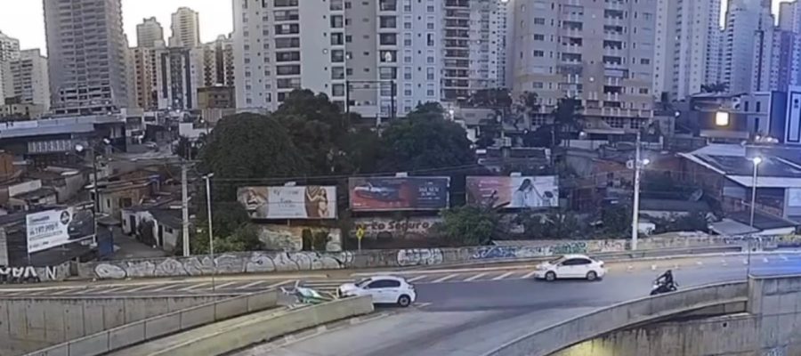 Carro bate em cancela e danifica estrutura na Marginal Botafogo, em Goiânia