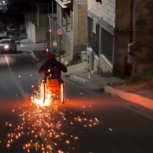 “Tipo motoqueiro fantasma “Vídeo de cadeirante soltando faíscas em descida viraliza nas redes sociais