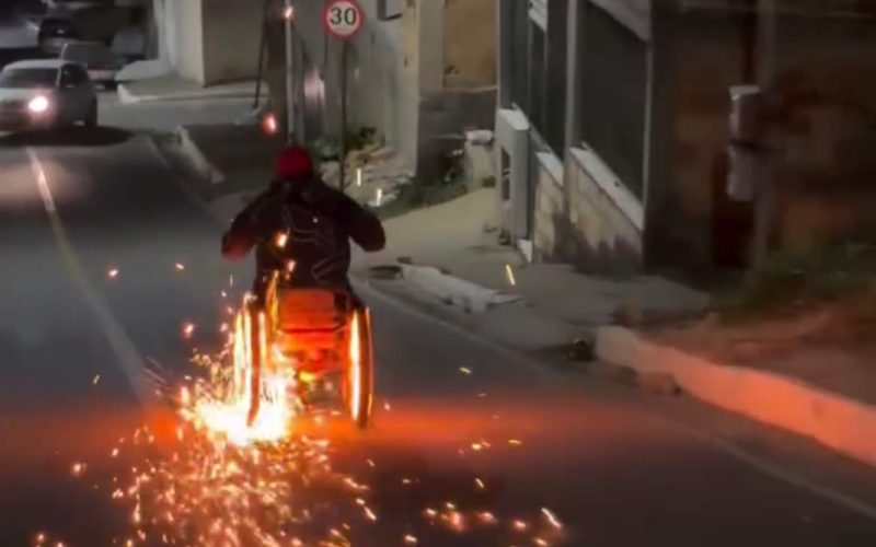 “Tipo motoqueiro fantasma “Vídeo de cadeirante soltando faíscas em descida viraliza nas redes sociais