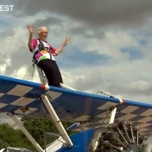Aos 97 anos, ela fez o que muitos jovens não teriam coragem: britânica quebra recorde mundial sobre asa de avião