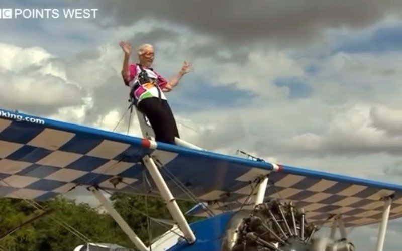 Aos 97 anos, ela fez o que muitos jovens não teriam coragem: britânica quebra recorde mundial sobre asa de avião