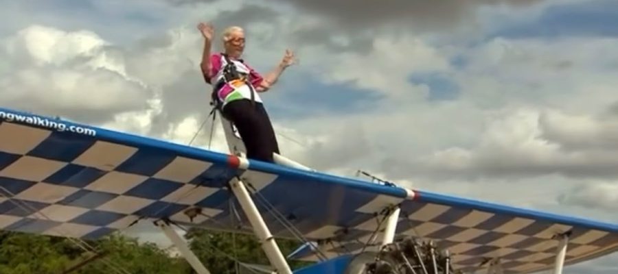 Aos 97 anos, ela fez o que muitos jovens não teriam coragem: britânica quebra recorde mundial sobre asa de avião