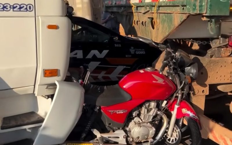 Moto fica prensada entre dois caminhões e cena impressiona motoristas em Goiânia