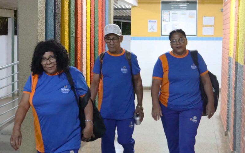 Aos 51 anos, mulher volta a estudar e leva os pais de 69 e 74 anos para a sala de aula em Goiânia