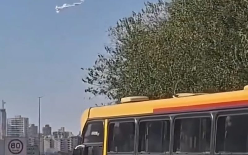 Motorista é flagrado dirigindo enquanto solta pipa próximo à BR-153, em Goiânia