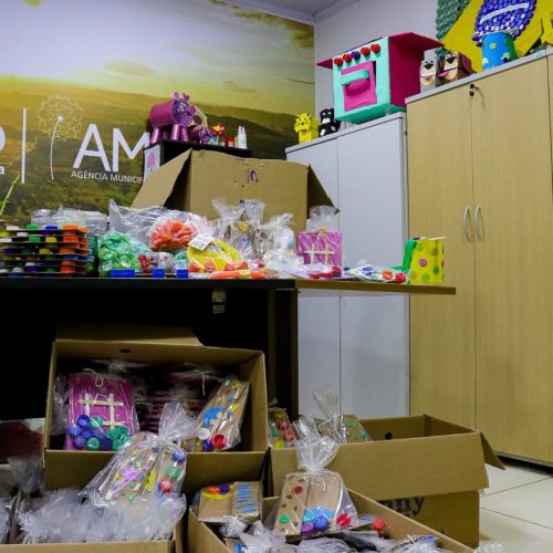 De caixas de papelão a brinquedos: AMMA transforma materiais recicláveis em ferramentas de educação ambiental