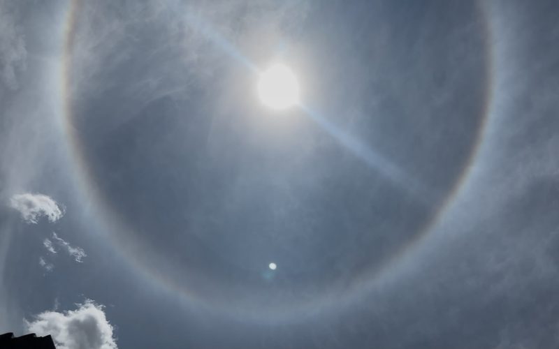 CÍRCULO AO REDOR DO SOL CHAMA ATENÇÃO NO CÉU DE SENADOR CANEDO