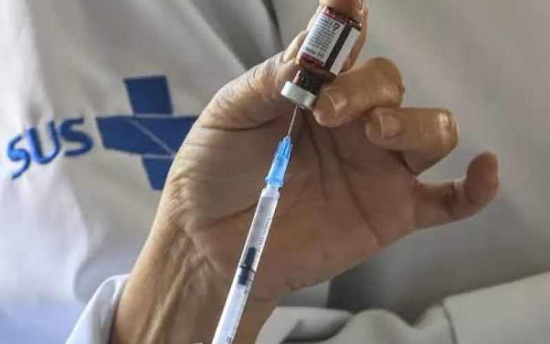 SUS começa a oferecer nova vacina contra pneumonia para idosos com 85 anos ou mais