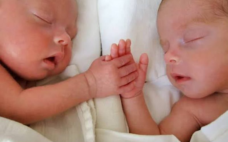 Projeto prevê salário-maternidade 50% maior para mães de gêmeos