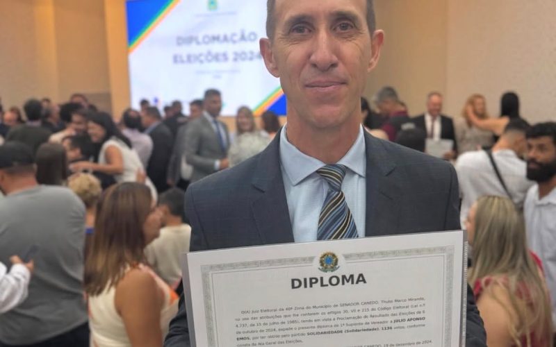 Júlio Emos assume cadeira de Marcos Lopes no Legislativo de Senador Canedo