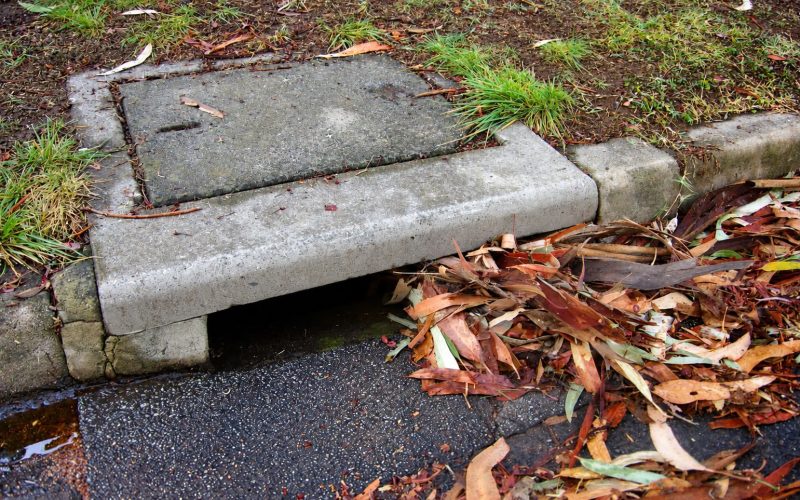 Prefeitura alerta para riscos do descarte irregular de resíduos durante as chuvas