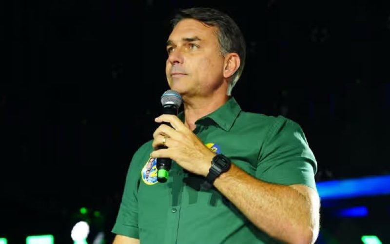 Flávio Bolsonaro divulga carta dos EUA, contesta resultado eleitoral e se declara “presidente eleito”
