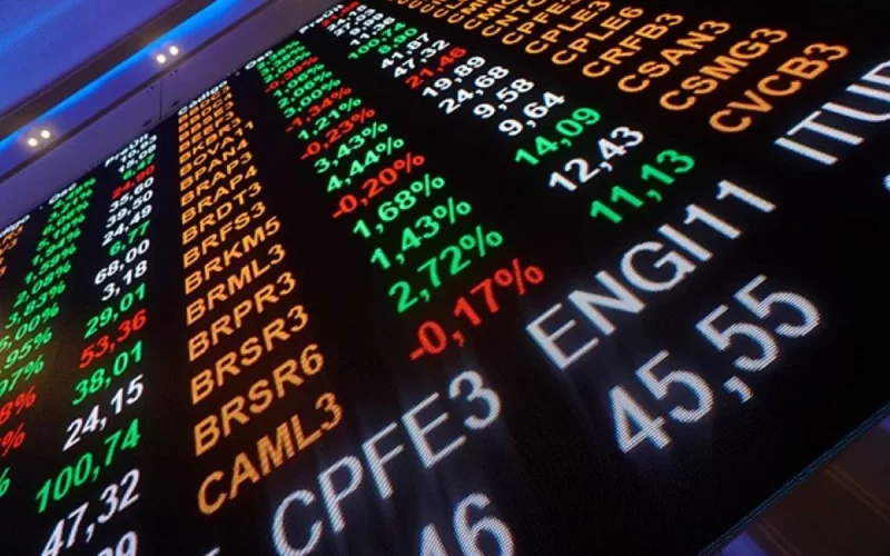 Ibovespa renova recorde e fecha acima dos 150 mil pontos em meio à alta do dólar e cautela global