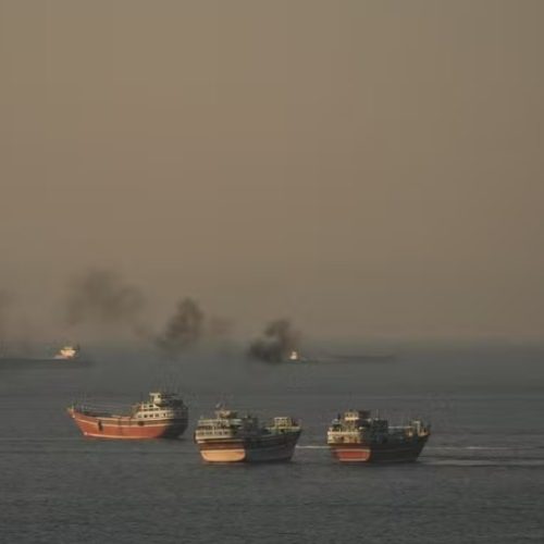 Trump acusa Irã de atacar navios no Estreito de Ormuz e afirma que ação viola cessar-fogo
