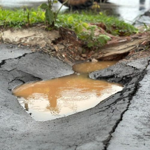 Trecho da Avenida Dom Emanuel é interditado após abertura de buraco durante chuva