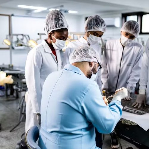 Brasil se destaca no ranking QS 2025 com cursos de Odontologia e Engenharia de Petróleo entre os melhores do mundo