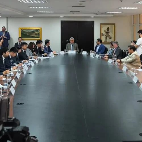 Comitiva japonesa visita Goiás para avaliar investimentos em terras raras