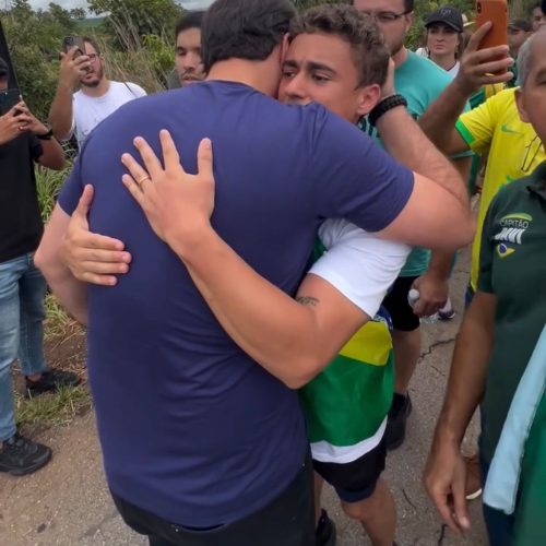 Caminhada liderada por Nikolas Ferreira recebe apoio de Carlos Bolsonaro