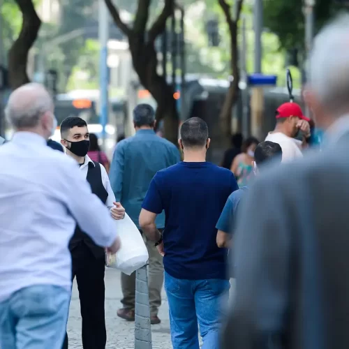 Expectativa de vida do brasileiro chega a 76,6 anos em 2024, aponta IBGE