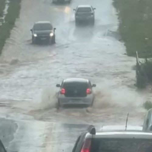 Ponte que liga Jardim das Oliveiras ao Residencial Flor do Ipê fica alagada após chuva; moradores pedem urgência nas intervenções