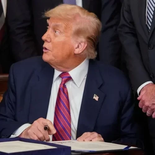 Democratas acusam Trump de abuso de poder por tarifas contra o Brasil e alertam para risco de guerra comercial