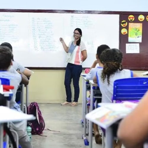 Mais temporários que efetivos: redes estaduais mantêm precarização de docentes pelo 3º ano seguido