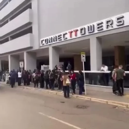 Princípio de incêndio atinge prédio comercial em Taguatinga e mobiliza bombeiros